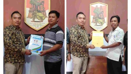 Ketua KPU Kabupaten Mojokerto, Afnan Hidayat menerima berkas perbaikan dari masing-masing LO bakal paslon. [Foto : ist]