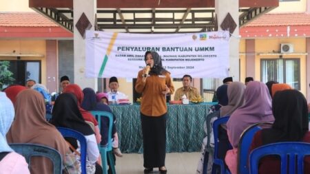  Bupati Mojokerto Ikfina Fahmawati menyerahkan bantuan kepada UMKM di Pendapa Kecamatan Bangsal. [Foto : ist]