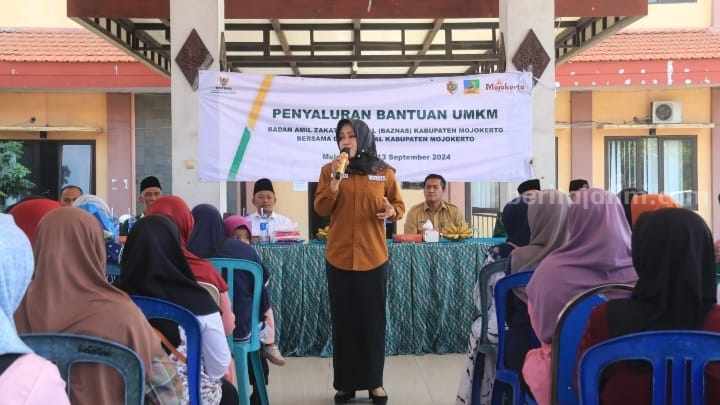  Bupati Mojokerto Ikfina Fahmawati menyerahkan bantuan kepada UMKM di Pendapa Kecamatan Bangsal. [Foto : ist]