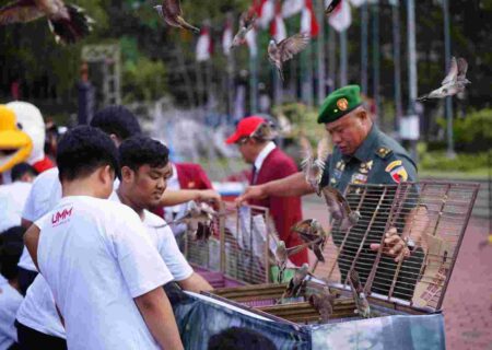 Ajak Generasi Digital Selamatkan Bumi, Pesmaba UMM Dibuka dengan Pelepasan Ribuan Burung Perkutut