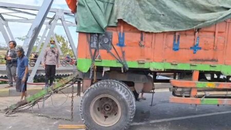 Hindari Pemotor Jatuh, Truk Gandeng Nyaris Terjun ke Sungai Brantas Mojokerto