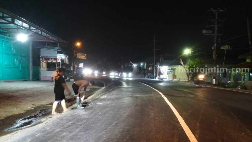 Anggota Unit Gakkum Satlantas Polres Mojokerto melakukan olah TKP. [Foto: Ist]