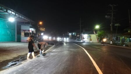 Anggota Unit Gakkum Satlantas Polres Mojokerto melakukan olah TKP. [Foto: Ist]