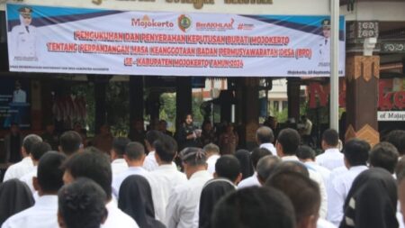 Bupati Mojokerto Ikfina Fahmawati mengukuhkan dan menyerahkan keputusan tersebut di halaman kantor Pemkab Mojokerto. [Foto: Ist]