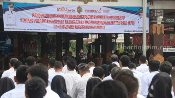 Bupati Mojokerto Ikfina Fahmawati mengukuhkan dan menyerahkan keputusan tersebut di halaman kantor Pemkab Mojokerto. [Foto: Ist]