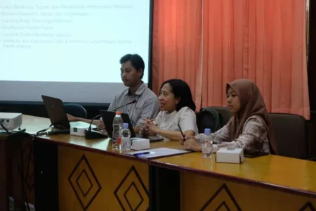 Ketua Tim Peneliti ITS Prof Erma Suryani (tengah) saat menjelaskan sistem informasi Silaja.