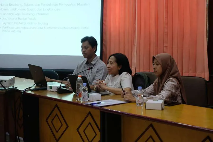 Ketua Tim Peneliti ITS Prof Erma Suryani (tengah) saat menjelaskan sistem informasi Silaja.