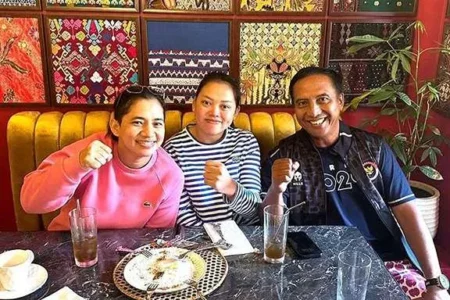 Leani Ratri Oktila, mahasiswi Unesa peraih emas di kategori ganda campuran badminton SL3-SU5 Paralimpiade Paris 2024.