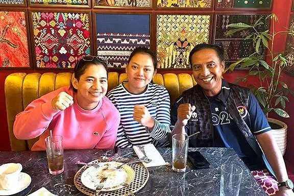 Leani Ratri Oktila, mahasiswi Unesa peraih emas di kategori ganda campuran badminton SL3-SU5 Paralimpiade Paris 2024.