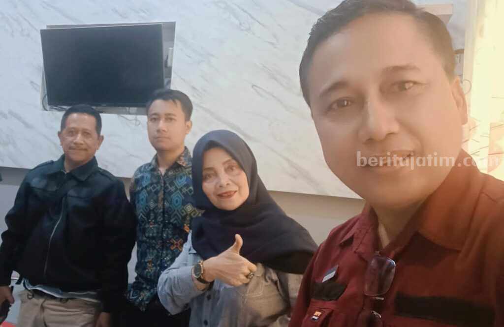 Korban penipuan CPNS bersama para terduga pelaku di Satreskrim Polres Blitar, Rabu (11/9/2024). (foto : Winanto/beritajatim.com)