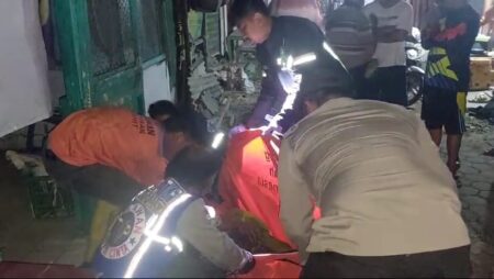Sejumlah relawan mengevakuasi jenazah korban ke mobil ambulance untuk dibawa ke ruang jenazah RSU Dr Wahidin Sudiro Husodo Kota Mojokerto. [Foto : ist]