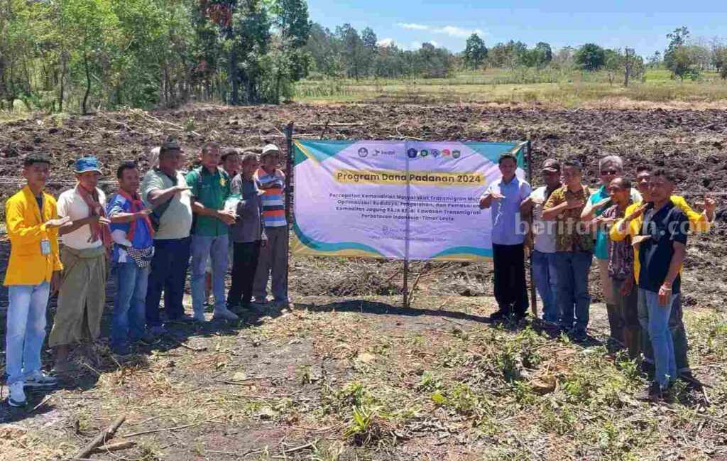 Foto bersama dosen dan mahasiswa serta masyarakat di Satuan Permukiman Transmigrasi Kapitan Meo (Foto: Istimewa)