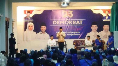 Bakal Calon Wakil Gubernur Jawa Timur, Emil Elestianto Dardak saat menghadiri deklarasi dukungan dari DPC Partai Demokrat Kabupaten Mojokerto di Guest House Universitas KH Abdul Chalim, Desa Bendungjati, Kecamatan Pacet, Kabupaten Mojokerto. [Foto : ist]