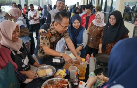 Sekdakot Mojokerto, Gaguk Tri Prasetyo saat meninjau pelatihan pengolahan ikan di gedung PLUT Citra Maja Kinarya Kota Mojokerto. [Foto : ist]