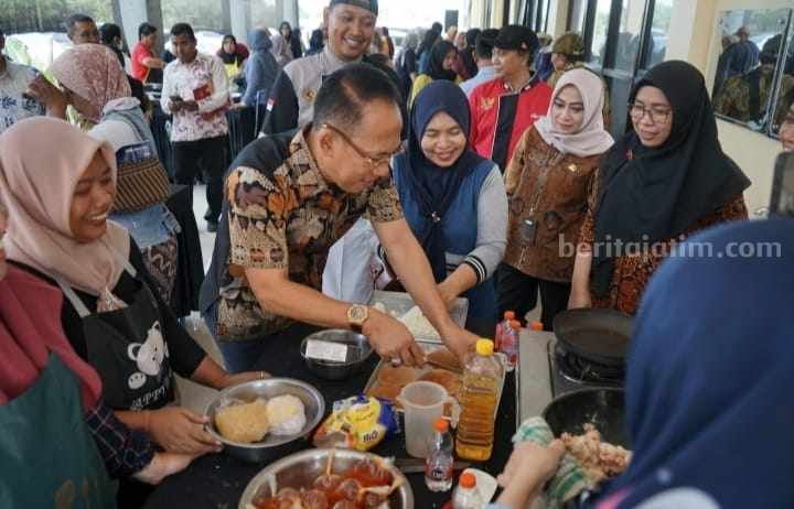Sekdakot Mojokerto, Gaguk Tri Prasetyo saat meninjau pelatihan pengolahan ikan di gedung PLUT Citra Maja Kinarya Kota Mojokerto. [Foto : ist]