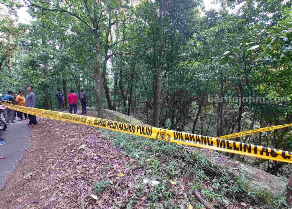 Lokasi penemuan mayat di Blok Lembah Bang, Tahura Raden Soerjo tepatnya di Dusun Pacet Selatan, Desa Pacet, Kecamatan Pacet, Kabupaten Mojokerto dipasang garis polisi. [Foto: Ist]