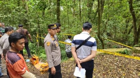 Lokasi penemuan mayat di Blok Lembah Bang, Tahura Raden Soerjo tepatnya di Dusun Pacet Selatan, Desa Pacet, Kecamatan Pacet, Kabupaten Mojokerto dipasang garis polisi. [Foto: Ist]