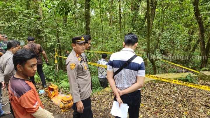 Tim Inavis Satreskrim Polres Mojokerto melakukan olah TKP. [Foto : ist]