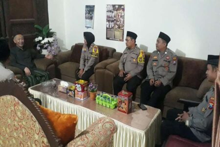 Persiapan Pilkada 2024, Kasat Binmas Polres Pasuruan Sowan KH Sholeh