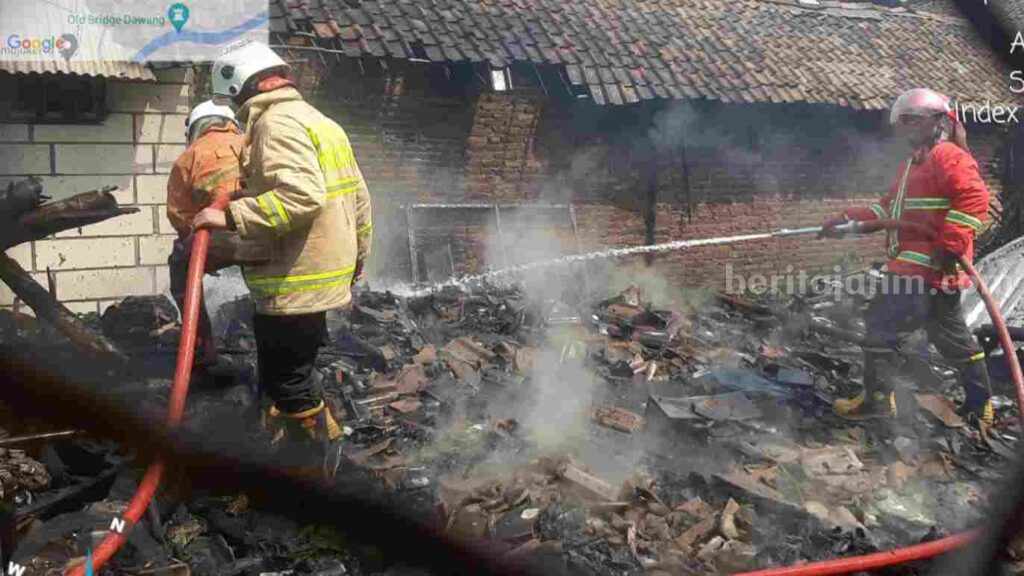  Petugas damkar BPBD Kabupaten Mojokerto melakukan pemadamkan rumah yang terbakar di Dusun Tempuran RT 01 RW 01 Desa Tempuran, Kecamatan Sooko, Kabupaten Mojokerto. [Foto : ist]