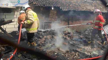  Petugas damkar BPBD Kabupaten Mojokerto melakukan pemadamkan rumah yang terbakar di Dusun Tempuran RT 01 RW 01 Desa Tempuran, Kecamatan Sooko, Kabupaten Mojokerto. [Foto : ist]