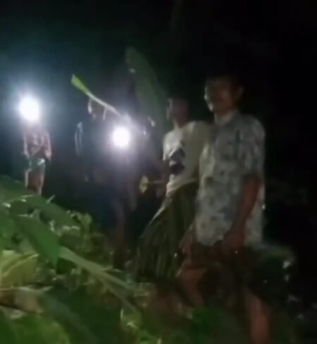 Potongan gambar warga Bangkalan saat mencari seorang gadis di Bangkalan hilang diduga diculik makhluk halus.