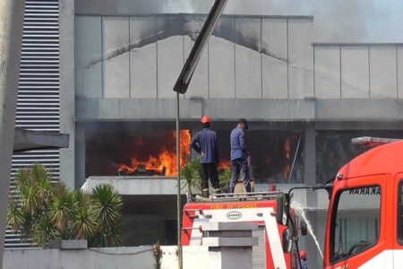 Petugas damkar berjibaku memadamkan api di PT Javas Langgeng Krian