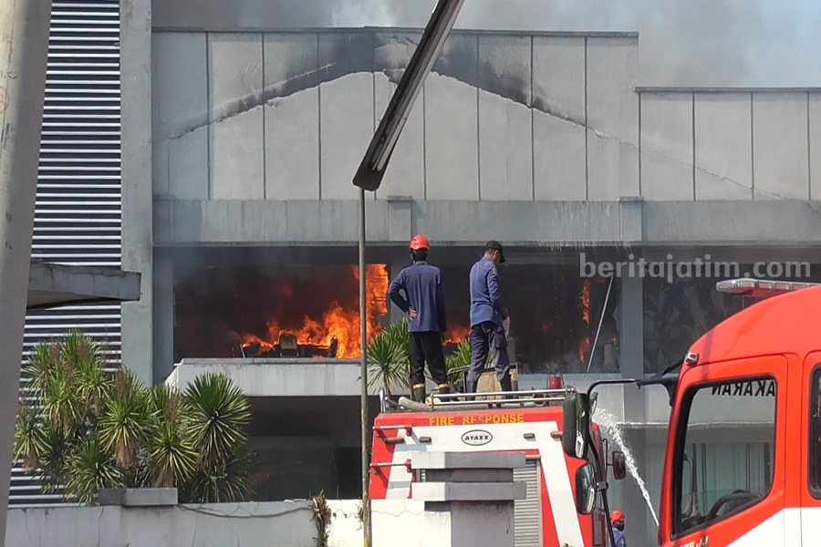 Kebakaran PT Javas Langgeng Krian, Kerugian Belum Bisa Ditaksir Petugas damkar berjibaku memadamkan api di PT Javas Langgeng Krian