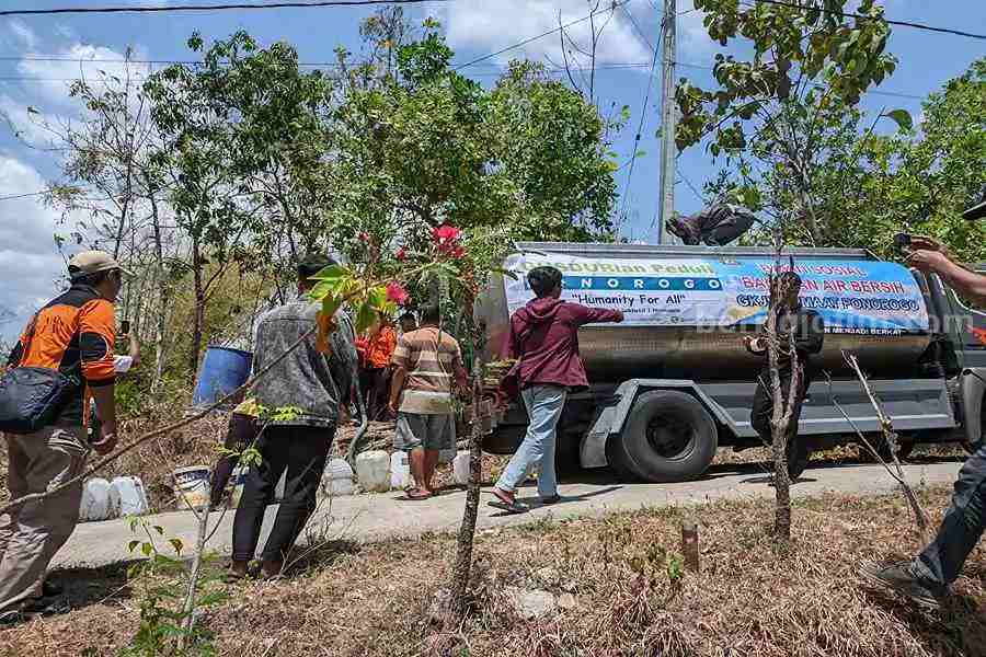 Kegiatan baksos droping air bersih oleh jemaah GKJW dan relawan Gusdurian di Ponorogo. (Foto/Istimewa)