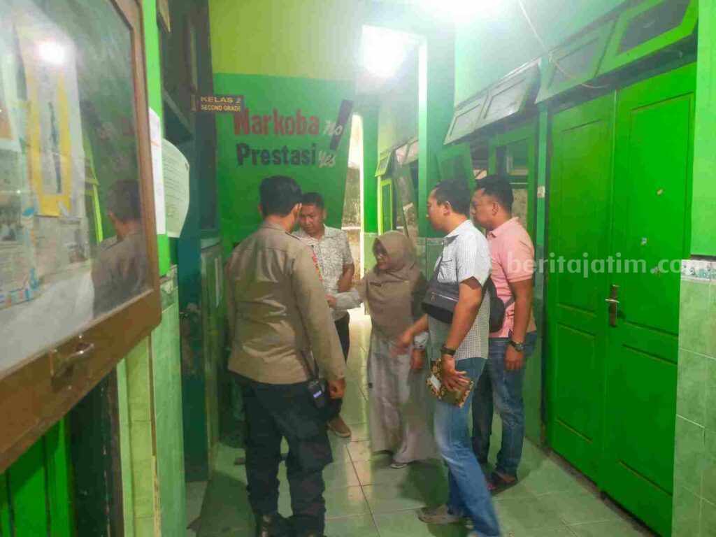 Identifikasi Polres Mojokerto Kota melakukan olah TKP di SDN Kauman 1 yang terletak di Jalan Kartini, Kelurahan Kauman Kecamatan Prajurit Kulon, Kota Mojokerto. [Foto : ist]