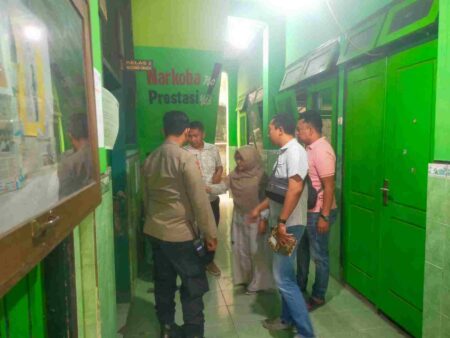 Identifikasi Polres Mojokerto Kota melakukan olah TKP di SDN Kauman 1 yang terletak di Jalan Kartini, Kelurahan Kauman Kecamatan Prajurit Kulon, Kota Mojokerto. [Foto : ist]