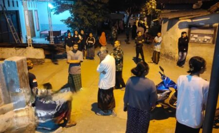 Warga Dusun Begagan, Desa Begaganlimo, Kecamatan Gondang, Kabupaten Mojokerto saat menunggu kedatangan ketiga bocah. [Foto: Ist]