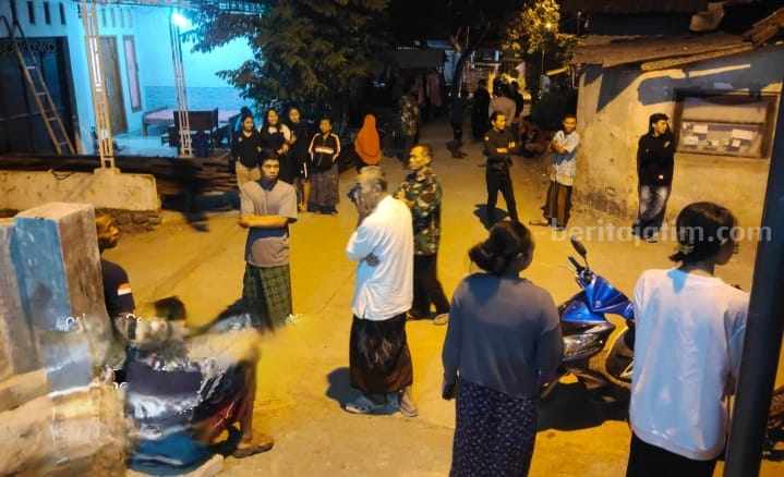 Warga Dusun Begagan, Desa Begaganlimo, Kecamatan Gondang, Kabupaten Mojokerto saat menunggu kedatangan ketiga bocah. [Foto: Ist]