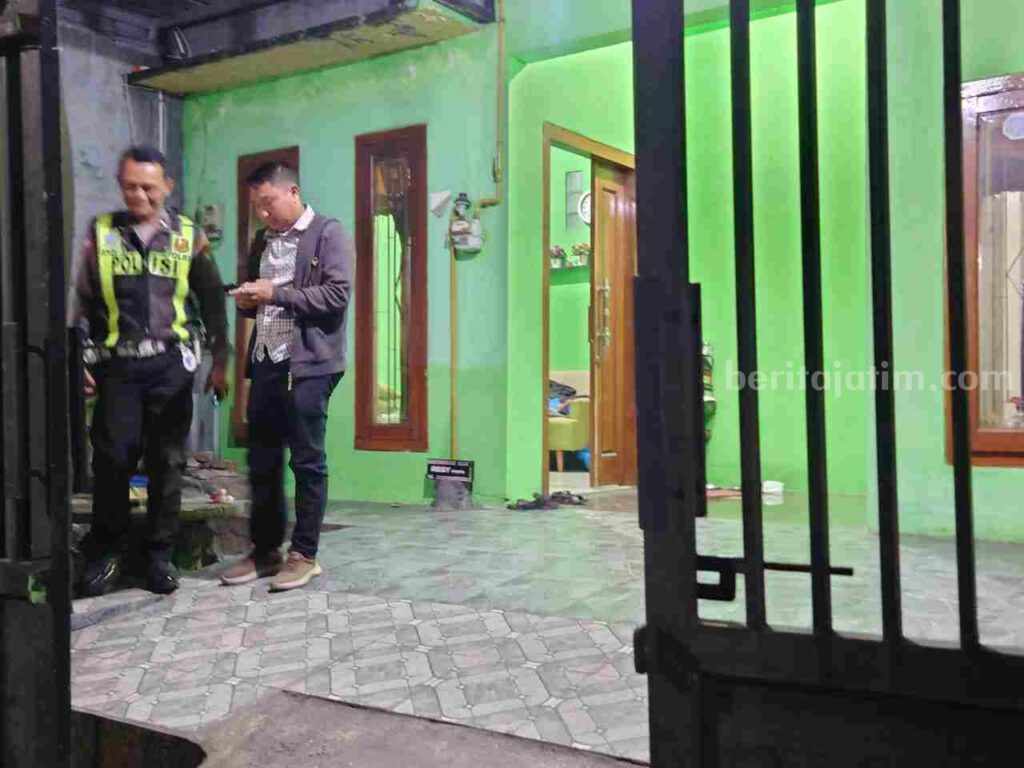 Petugas melakukan olah TKP di Kauman Gang 8, Kelurahan Kauman, Kecamatan Prajurit Kulon, Kota Mojokerto. [Foto : ist]