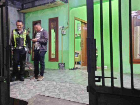 Petugas melakukan olah TKP di Kauman Gang 8, Kelurahan Kauman, Kecamatan Prajurit Kulon, Kota Mojokerto. [Foto : ist]