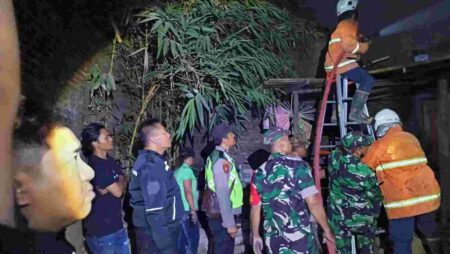 Petugas gabungan memadamkan api yang membakar dapur rumah dan tempat service elektronik di Dusun Sidorejo RT 002 RW 004, Desa Wonosari, Kecamatan Ngoro, Kabupaten Mojokerto. [Foto : ist]