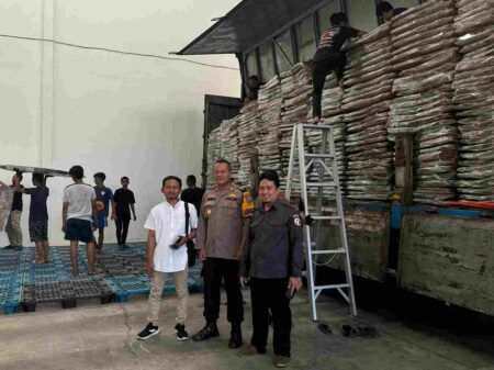 Bawaslu Gresik lakukan pengawasan logistik Pilkada di Gudang KPU.