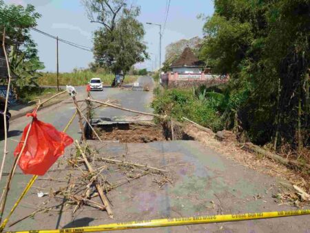 Jembatan Penghubung 2 Kecamatan di Mojokerto Ambruk