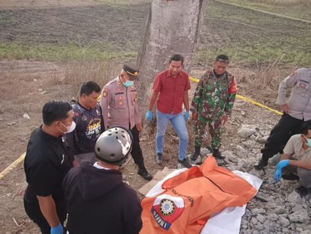 Miris! Diduga Kelaparan Pria di Blitar Meninggal di Bawah Pohon Tim Inafis Polres Blitar melakukan evakuasi jenazah yang ditemukan meninggal di bawah pohon Sengon Desa Ngeni Kecamatan Wonotirto, Kamis (19/9/2024). (foto : Winanto/beritajatim.com)