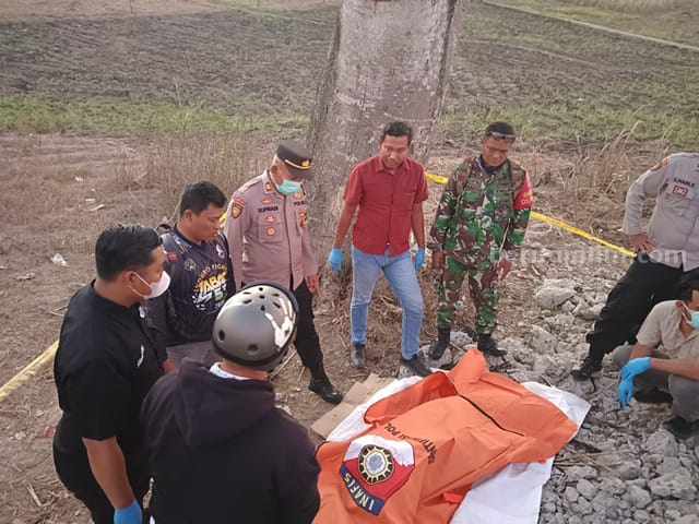Tim Inafis Polres Blitar melakukan evakuasi jenazah yang ditemukan meninggal di bawah pohon Sengon Desa Ngeni Kecamatan Wonotirto, Kamis (19/9/2024). (foto : Winanto/beritajatim.com)
