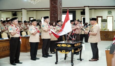 Ketua Kwartir Daerah (Kwarda) Gerakan Pramuka Jawa Timur, Arum Sabil, melantik pengurus Kwartir Cabang (Kwarcab) Pramuka Lamongan periode 2022-2027, di Pendopo Lokatantra, Kamis (19/9/2024).