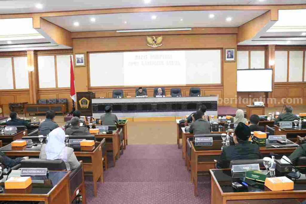 Suasana paripurna perdana Dewan Gresik bentuk 6 fraksi dan tim perumus tatib.