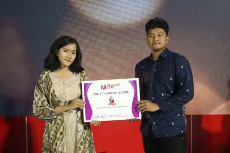 Ester Hotmaria (kiri) saat menerima penghargaan sebagai 1st Highest Score kompetisi Derrick Geothermal Case Study Competiton 2022 oleh Politeknik Energi dan Mineral Akamigas, Cepu.