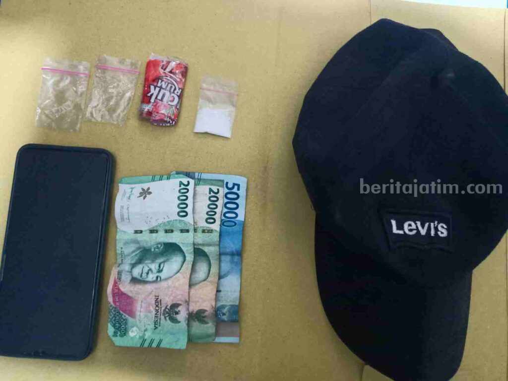Barang bukti yang berhasil diamankan dari tangan Briyan Herki Indianshah (21). [Foto : ist]