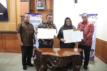 Jelang Ganti Musim, Pemkab Gresik Gandeng BBWS Cari Solusi Mengatasi Banjir Penandatanganan strategis Pemkab Gresik dan BBWS atasi banjir.