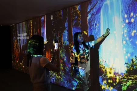 UK Petra Surabaya Luncurkan Program IMI, Jawaban atas Kebutuhan Kreatif Beberapa pengunjung saat mencoba projection mapping di UK Petra Surabaya.
