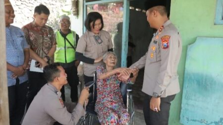 Senyum Bahagia Mbah Sonten Terima Bantuan Kursi Roda dari Kapolres Mojokerto