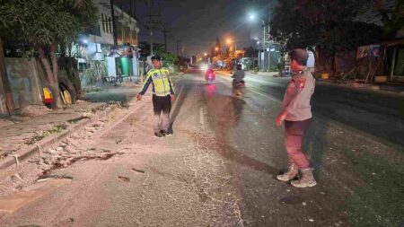 Foto anggota Unit Laka Satlantas Polres Gresik saat melakukan olah TKP kecelakaan di Jalan Raya Roomo Manyar.