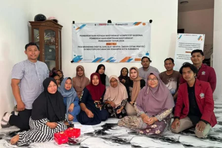 Tim Dosen UM Surabaya Latih UMKM Sidotopo Digital Branding
