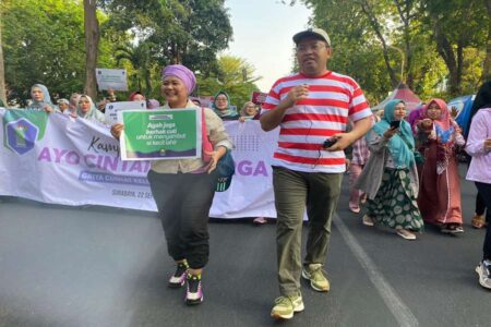 Pasangan Cagub Luluk dan Lukman saat menyapa warga Surabaya di CFD Jalan Darmo, (foto/anggadia)